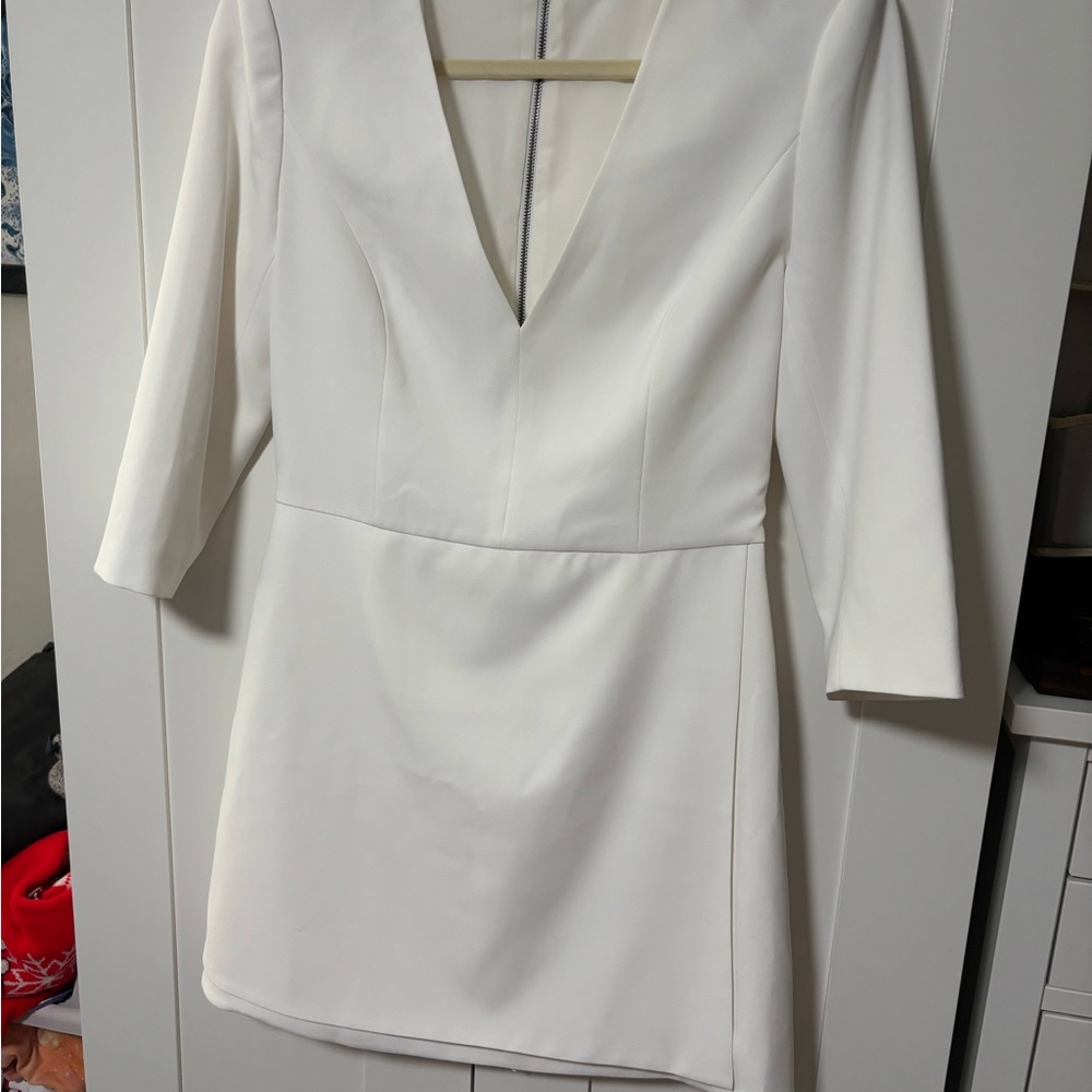 Alice + Olivia White Sheath Dress V-Neck 3/4 Sleeve